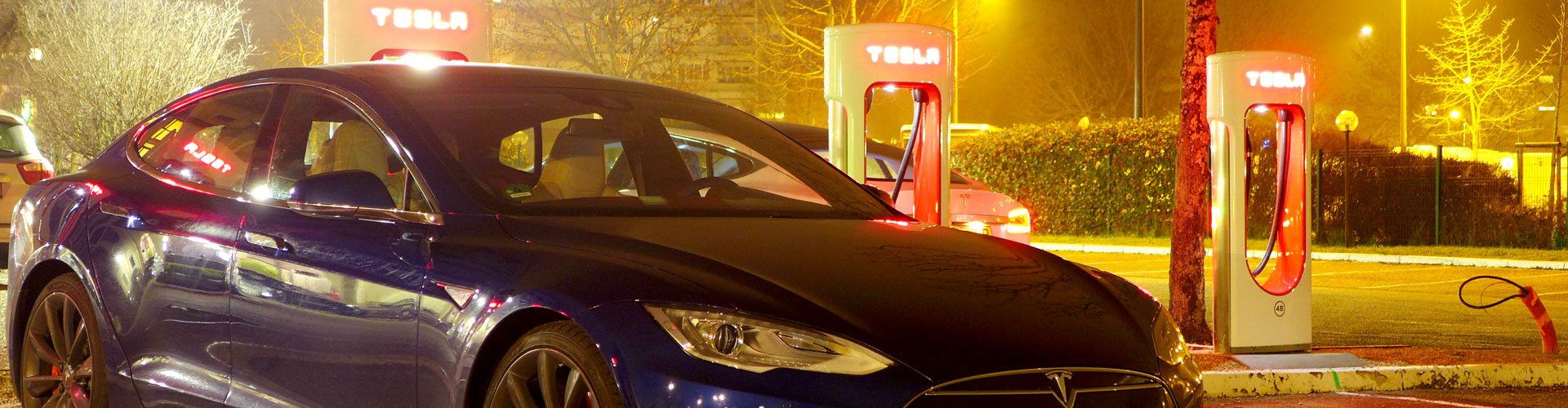 Ein Tesla Model S lädt an einem Supercharger (Bild: © Jana Höffner).